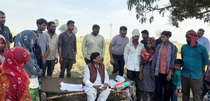 Shivpal Yadav reached among the farmers